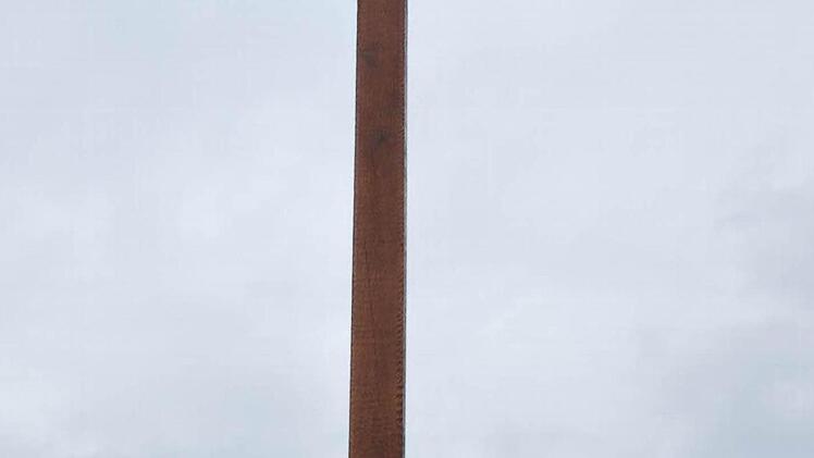 Das Gipfelkreuz wurde von den Mitgliedern des Heimatvereins und mit Unterstützung etlicher Firmen und Privatpersonen auf Initiative von Mathias Mangold (hinten links) errichtet.