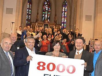 Die Koinor-Horst-Müller-Stiftung spendet 8000 Euro an 1000 Herzen für Kronach. (Von links) Heinz Hausmann (1000 Herzen für Kronach), Jürgen Wittmann (Stiftungsrat), Monika Schulz (in Vertretung des Stiftungsratsvorsitzenden Michael Schulz), Gerhard Burkert-Mazur (1000 Herzen für Kronach), Karl-Heinz Zubrod (Vorsitzender des Stiftungsvorstandes), im Hintergrund der Chor Spirit Voices  Foto: K.- H. Hofmann