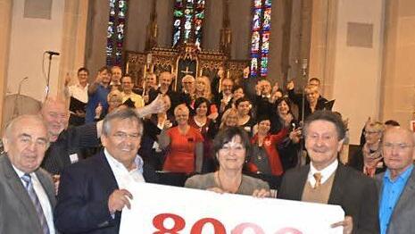 Die Koinor-Horst-Müller-Stiftung spendet 8000 Euro an 1000 Herzen für Kronach. (Von links) Heinz Hausmann (1000 Herzen für Kronach), Jürgen Wittmann (Stiftungsrat), Monika Schulz (in Vertretung des Stiftungsratsvorsitzenden Michael Schulz), Gerhard Burkert-Mazur (1000 Herzen für Kronach), Karl-Heinz Zubrod (Vorsitzender des Stiftungsvorstandes), im Hintergrund der Chor Spirit Voices  Foto: K.- H. Hofmann