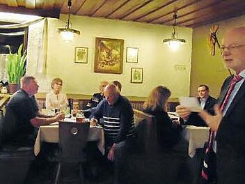 Bürgermeister Wolfgang Rast (r.) in der Bürgerversammlung Foto: map