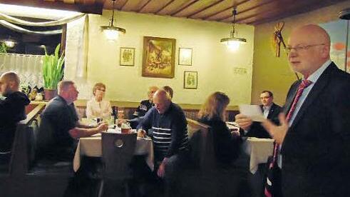 Bürgermeister Wolfgang Rast (r.) in der Bürgerversammlung Foto: map