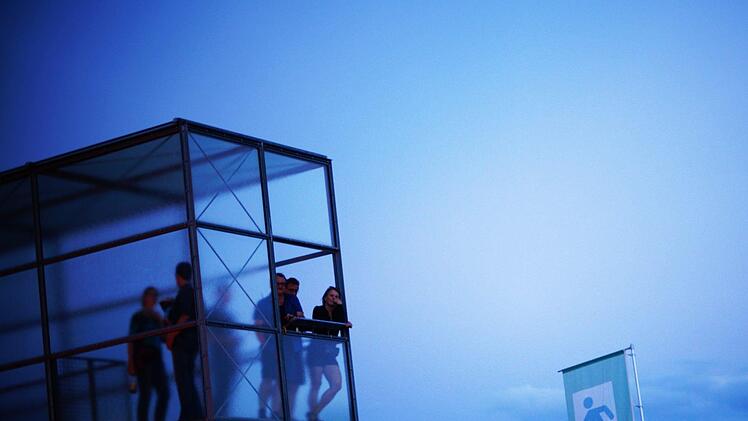 Der Aussichtsturm bietet einen Blick von oben auf das Festival Foto: Valerija Levin