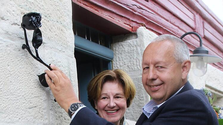 Peter Wiest  suchte zusammen mit seiner Frau  schon einmal einen Platz für die besondere Auszeichnung an der Hauswand. Foto: Michael Stelzner