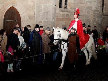 Das Schauspiel um den heiligen Martin lockte zahlreiche Kinder mit ihren Eltern auf den Kirchenplatz.Richard Sänger