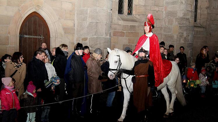 Das Schauspiel um den heiligen Martin lockte zahlreiche Kinder mit ihren Eltern auf den Kirchenplatz.Richard Sänger