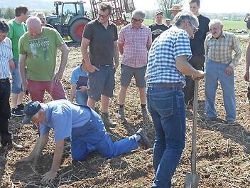 Unter Anleitung von Pflanzenbauberater Anton Weig (mit Spaten) wurde das Arbeitsergebnis der einzelnen Ger&auml;te untersucht.  Foto: Paul Zweier
