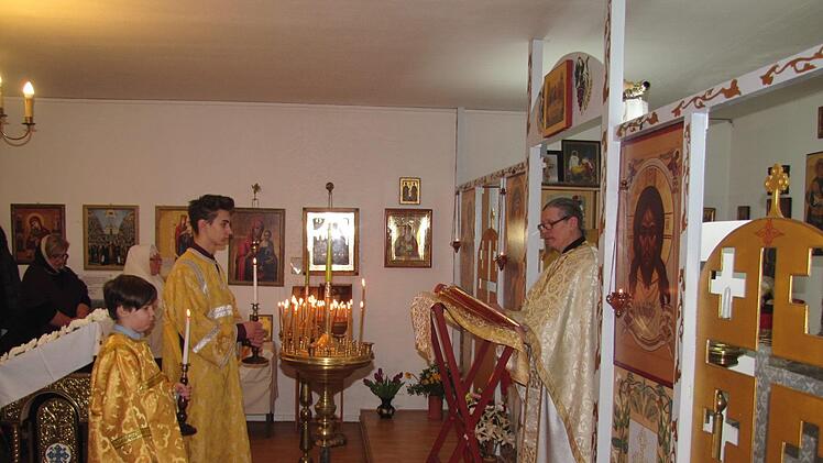 Pater Leontij Eisemann (rechts) beim weihnachtlichen Festgottesdienst in  der Coburger Serpahimgemeinde. Foto: Martin Koch