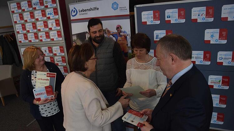 "Danke" sagt die Lebenshilfe Schweinfurt symbolisch mit Qualitätssiegel-Plaketten für Firmen im Landkreis die sich beim Projekt engagieren (links: Dr. Elisabeth Müller, Firmenleiterin von Laboklin).