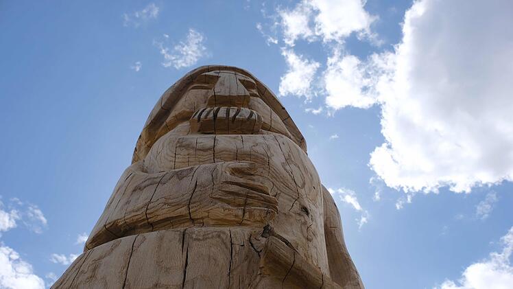Die Holzfigur soll an jene historische Zeiten erinnern, als die Salztransporte über die Diebacher Brücke gingen. Foto: Gerd Schaar