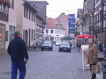 2006 fuhren noch Autos durch die östliche Hauptstraße. Das hatte dann ein Ende, hier wurde eine Fußgängerzone eingerichtet. Warum sollte man diese nicht großflächig erweitern, fragte kürzlich der Grüne Georgios Halkias in die Runde. Und bekam eine Menge Antworten.  Foto: Archiv
