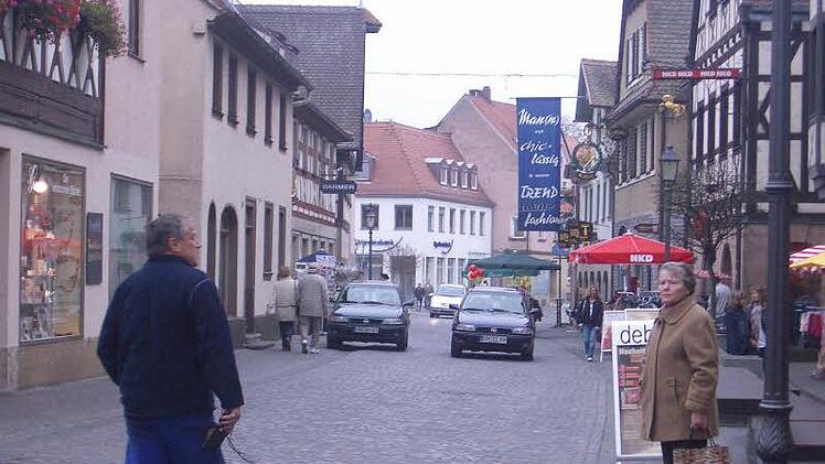 2006 fuhren noch Autos durch die östliche Hauptstraße. Das hatte dann ein Ende, hier wurde eine Fußgängerzone eingerichtet. Warum sollte man diese nicht großflächig erweitern, fragte kürzlich der Grüne Georgios Halkias in die Runde. Und bekam eine Menge Antworten.  Foto: Archiv