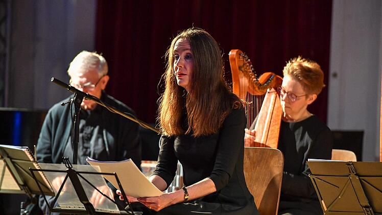 Tanja Kinkel (Mitte) mit der Capella Antiqua Bambergensis in der Aula des Franz-Ludwig-Gymnasiums Foto: Ronald Rinklef
