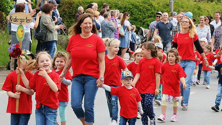 Beim Festumzug der Feuerwehr Rannungen im letzten Jahr marschierten auch  die Kinder des Kindergartens Gückernest mit. Foto: Dieter Britz