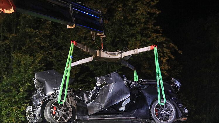 Bei einem schweren Unfall am Freitagabend (23. Oktober 2020) ist  22-jähriger Autofahrer auf der A7 in Unterfranken lebensgefährlich verletzt worden.