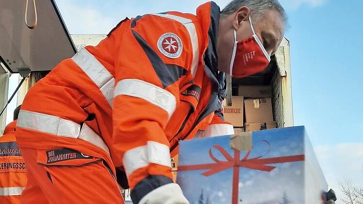 Viele flei&szlig;ige H&auml;nde packten bei den Johannitern mit an, um die gesammelten Pakete auf die Speditionslastwagen zu verladen.