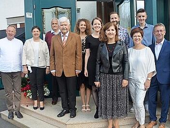 90. Geburtstag feierte Rudolf Rahmling (vorne, Dritter von links) im Familienkreis. Mit im Bild Bürgermeisterin Angela Hofmann (Zweite von links)