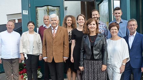 90. Geburtstag feierte Rudolf Rahmling (vorne, Dritter von links) im Familienkreis. Mit im Bild Bürgermeisterin Angela Hofmann (Zweite von links)
