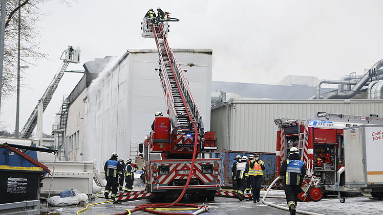 In einem Industriegebiet in Nürnberg ist die Lagerhalle einer Papierfabrik in Brand geraten. Die Feuerwehr war mit rund 70 Einsatzkräften vor Ort.