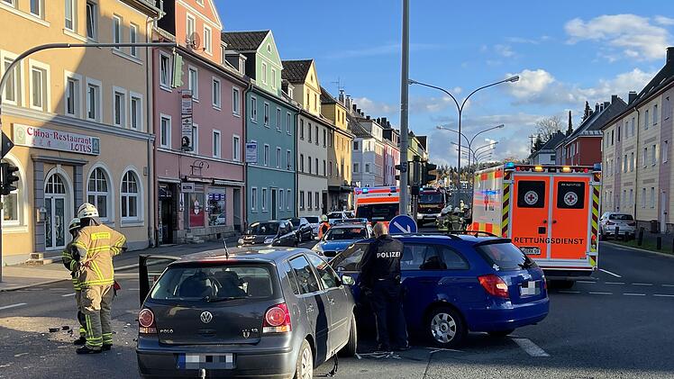 Verkehrsunfall im Berufsverkehr: Zwei Fahrzeuge auf Kreuzung kollidiert