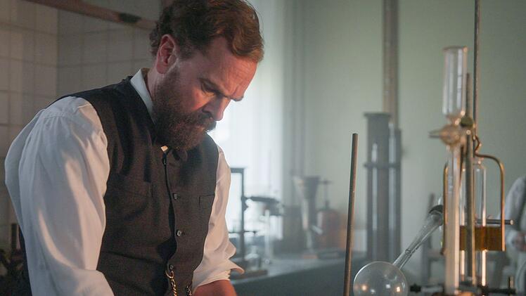 Alfred Nobel in seinem voll ausgestatteten Chemielabor - er liebte es, dort tagelang ungest&ouml;rt zu arbeiten.