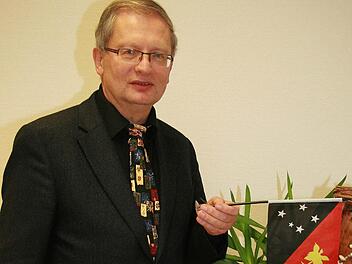 Dekan Hans Hager freut sich nicht nur über  die stark gesunkene Zahl der Kirchenaustritte, sondern auch darüber, dass in Mafinga (Tansania) zwei Wassertanks mit einem Fassungsvermögen von 55 000 Litern angeschafft werden konnten. Fotos: Sonja Adam