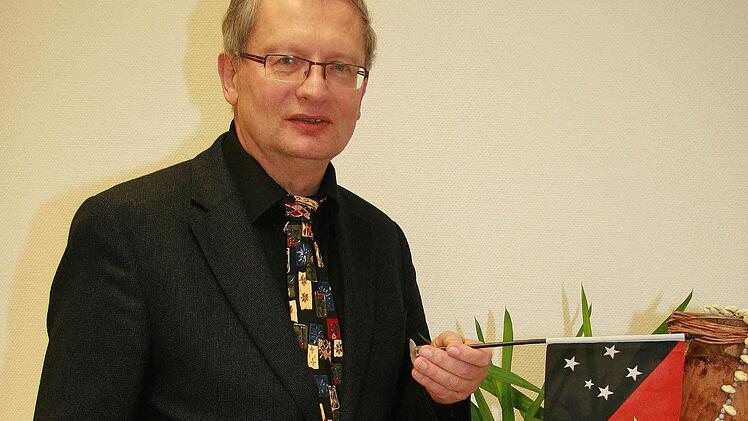 Dekan Hans Hager freut sich nicht nur über  die stark gesunkene Zahl der Kirchenaustritte, sondern auch darüber, dass in Mafinga (Tansania) zwei Wassertanks mit einem Fassungsvermögen von 55 000 Litern angeschafft werden konnten. Fotos: Sonja Adam