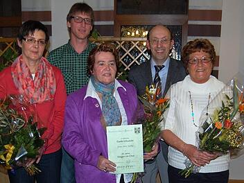 Die beiden Vorsitzenden der Sängerlust Oberthulba, Matthias Schneider und Siegfried Gottwald (hinten von links), ehrten (vorne v.l.) Vorsitzende Sabine Krampert, Ellen Halbig und Traudl Mauder.  Fotos: Günther Straub