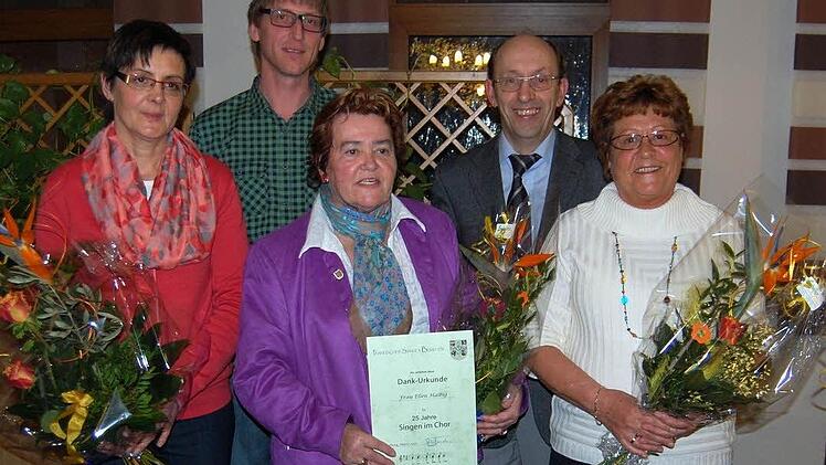 Die beiden Vorsitzenden der Sängerlust Oberthulba, Matthias Schneider und Siegfried Gottwald (hinten von links), ehrten (vorne v.l.) Vorsitzende Sabine Krampert, Ellen Halbig und Traudl Mauder.  Fotos: Günther Straub