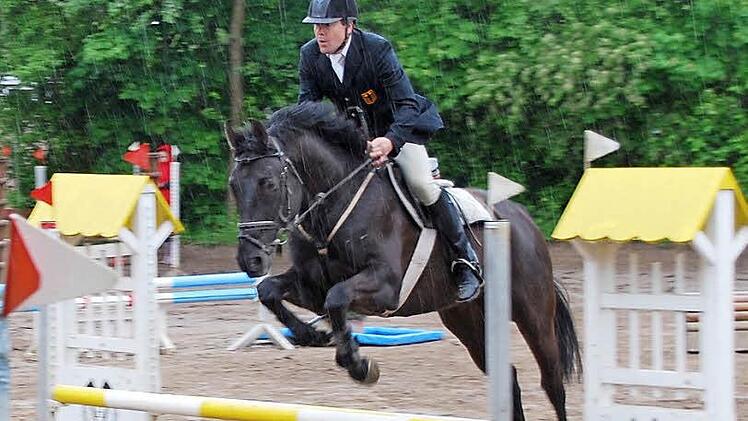 Das Reiten ist eine der Disziplinen im Modernen Fünfkampf. Peter Engerisser aus Höfles hat bei der internationalen deutschen Meisterschaft den ersten Platz errungen.