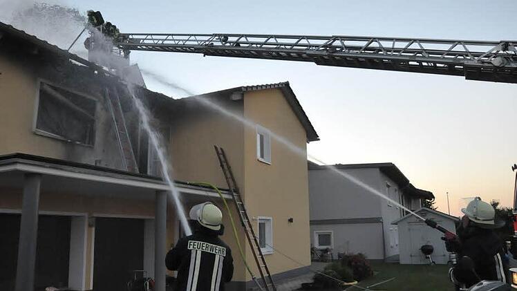 Die Bauweise des Hauses erschwerte die Löscharbeiten in Burgstall. Foto: Roland Meister