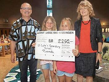 Die Grund- und Mittelschüler aus Oerlenbach haben beim Sponsorenlauf 2250 Euro zusammen gebracht. Das Geld erhält eine Schule in Tansania. Die Spende überreichten Rektorin Sonja Then und die Schülerinnen Charlotte und Jaqueline an Schulrat Thomas Henn . Foto: Stefan Geiger