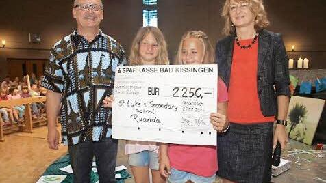 Die Grund- und Mittelschüler aus Oerlenbach haben beim Sponsorenlauf 2250 Euro zusammen gebracht. Das Geld erhält eine Schule in Tansania. Die Spende überreichten Rektorin Sonja Then und die Schülerinnen Charlotte und Jaqueline an Schulrat Thomas Henn . Foto: Stefan Geiger