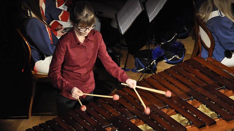 Mit vier Schlägern die Klangstäbe des Marimbaphones zu treffen, war für Leonie Jelinek kein Problem. Beim Wettbewerb "Jugend musiziert" war sie eine Siegerin.  Foto: Peter Klopf