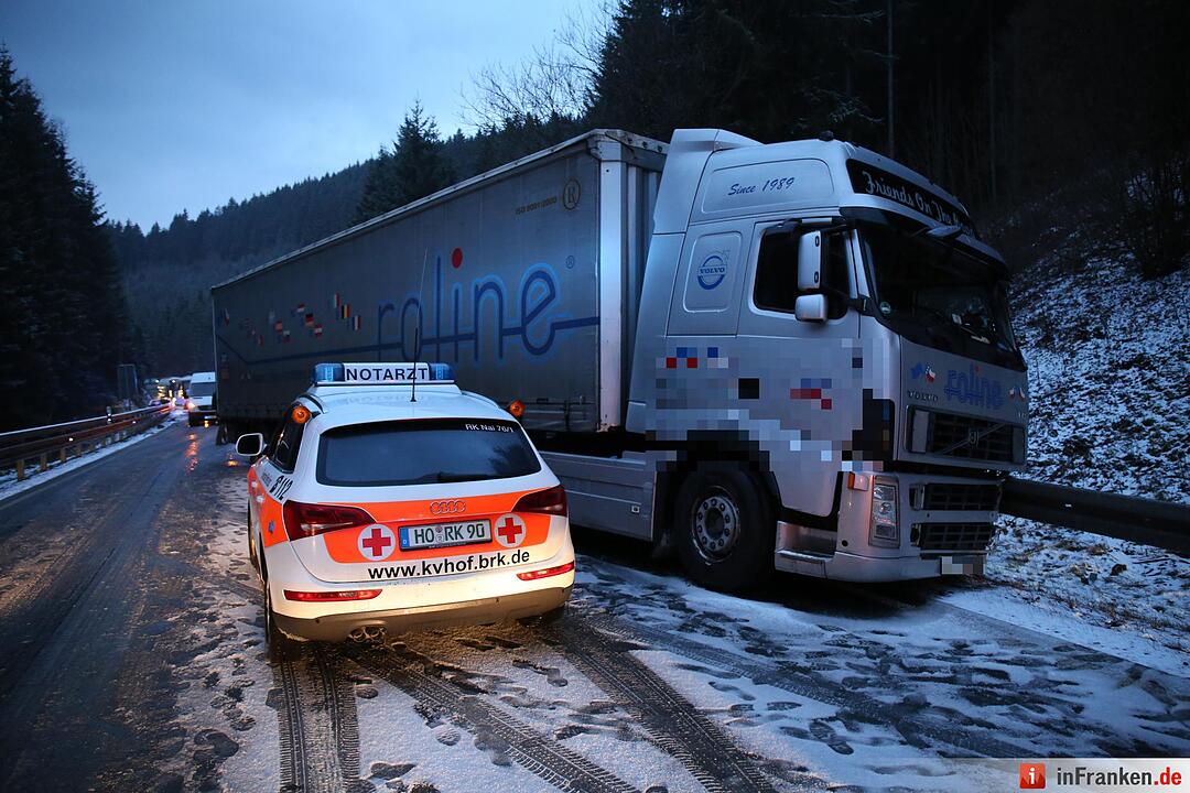 Drei Verletzte bei Unfall auf ploetzlich winterglatten Bundesstrasse