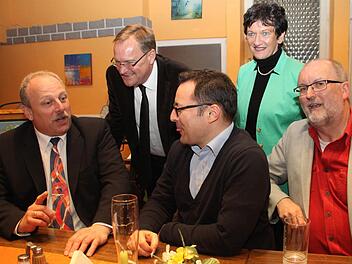 Jürgen Karg diskutiert beim Wahlkampfabschluss mit (von links) dem Bamberger OB Andreas Starke, Peter Wiesenmüller aus seinem Heimatort Willmersreuth, Landtags-Vizepräsidentin Inge Aures und dem stellvertretenden Lichtenfelser Landrat Hans Peter Marx. Foto: Alexander Hartmann