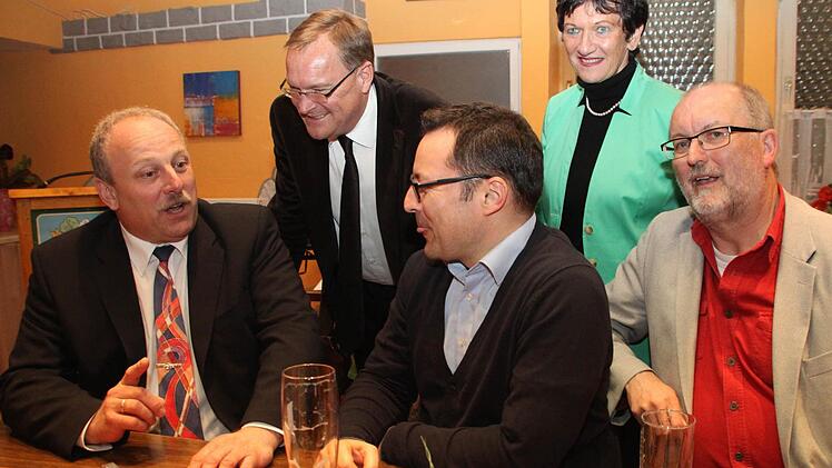 Jürgen Karg diskutiert beim Wahlkampfabschluss mit (von links) dem Bamberger OB Andreas Starke, Peter Wiesenmüller aus seinem Heimatort Willmersreuth, Landtags-Vizepräsidentin Inge Aures und dem stellvertretenden Lichtenfelser Landrat Hans Peter Marx. Foto: Alexander Hartmann
