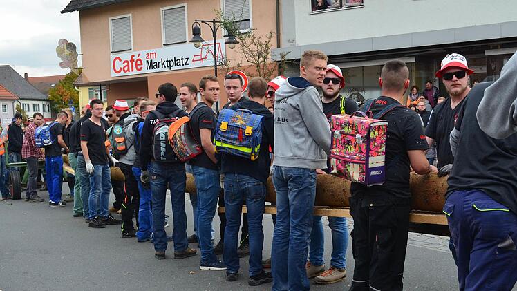 Die Kerwasburschen hatten zu dem Thema auch ihre Schulranzen geschultert. Foto: Larissa Händel