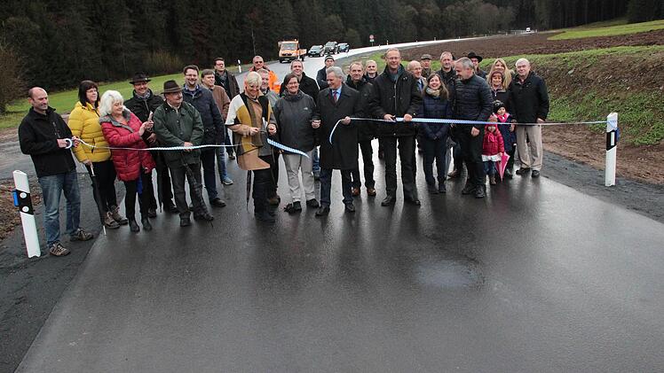 Freude am Ortsrand von Gifting. Landrat Oswald Marr und Bürgermeisterin Susanne Grebner durchschnitten das weißblaue Band und machten den Weg frei. Einige Autofahrer (im Hintergrund) warteten schon ungeduldig.  Foto: Friedwald Schedel