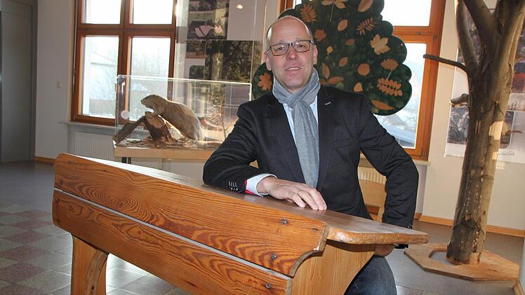 Im September 1967 wurde Gerd Kleinhenz selbst in Oberbach eingeschult und hat dort Die Schulbank gedrückt. Als Bürgermeister verhandelt er Jahrzehnte später nun über die Zukunft der Alten Schule, in der Rhön GmbH und Umweltbildung angesiedelt sind. Foto: Ulrike Müller