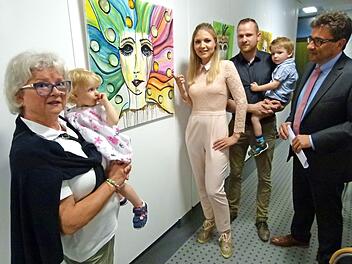 Sonja Höllering (Mitte) präsentiert im Rathaus von Untersiemau ihre Gemälde.  Foto: Lothar Weidner