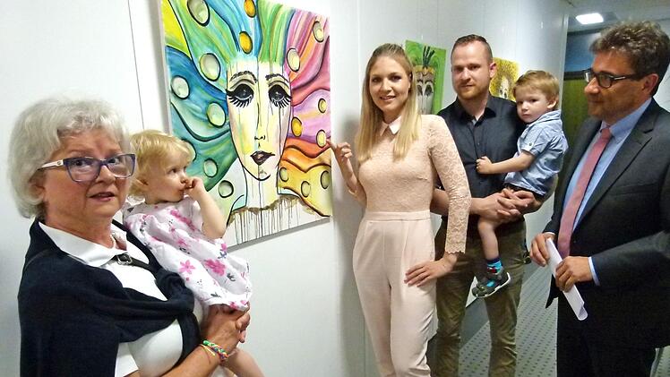 Sonja Höllering (Mitte) präsentiert im Rathaus von Untersiemau ihre Gemälde.  Foto: Lothar Weidner