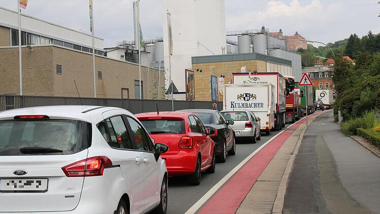Verkehrsteilnehmer müssen derzeit in Kulmbach - wie hier in der Lichtenfelser Straße - Geduld aufbringen. Foto: Alexander Hartmann