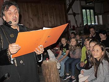 Mit sonorer Stimme erzählte Udo Langer eine mystische Geschichte aus der Feder von Mona Hopfenmüller. Die Kinder lauschten gebannt.  Fotos: Stephan Stöckel