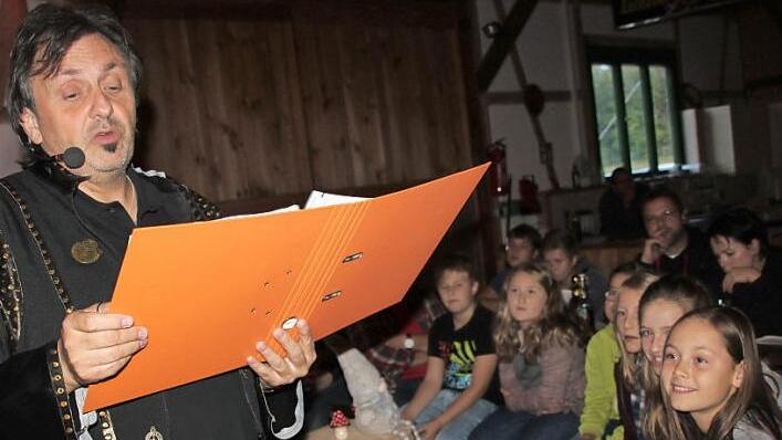 Mit sonorer Stimme erzählte Udo Langer eine mystische Geschichte aus der Feder von Mona Hopfenmüller. Die Kinder lauschten gebannt.  Fotos: Stephan Stöckel