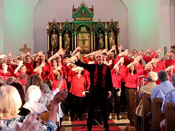 Harald Luft (Mitte) leitet seit 2001 die "Amazingers" und studiert mit ihnen auch Musical- und Popsongs ein. Foto: Johanna Blum