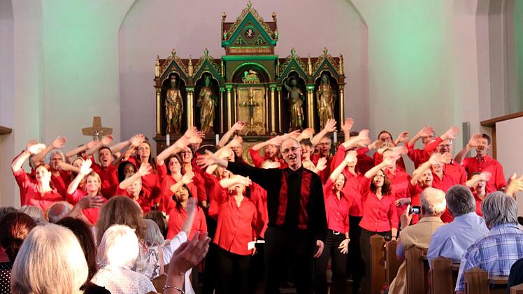 Harald Luft (Mitte) leitet seit 2001 die "Amazingers" und studiert mit ihnen auch Musical- und Popsongs ein. Foto: Johanna Blum