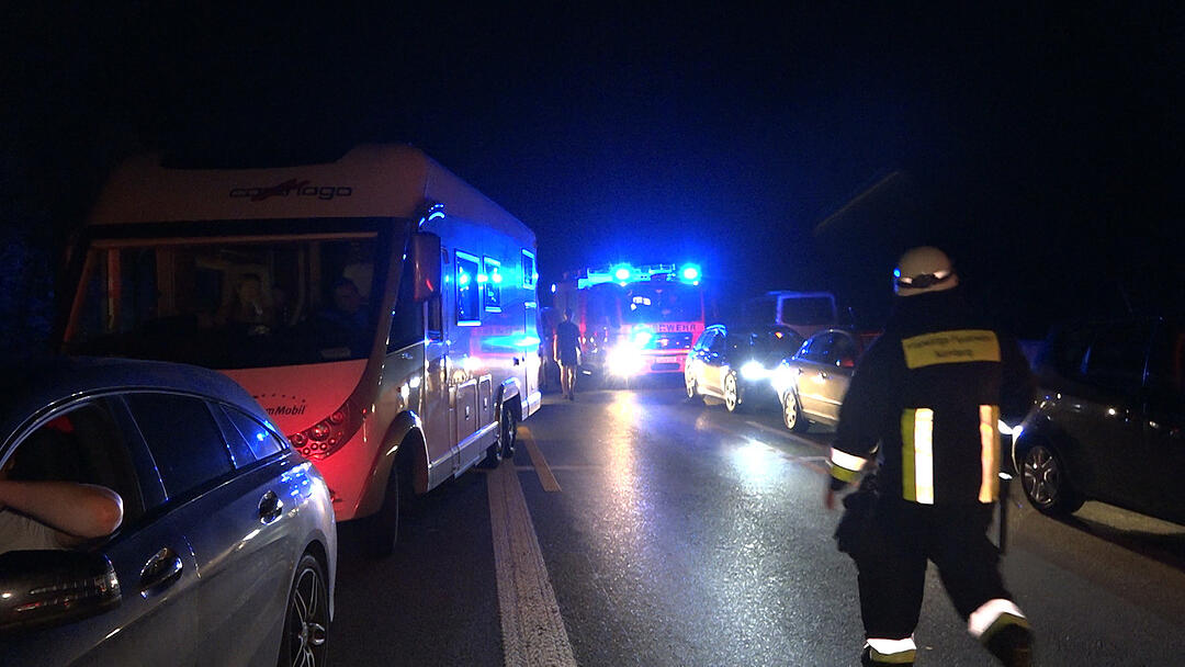 Feuerwehrleute werden zu FuÃügängern auf der Autobahn - und bleiben dennoch stecken