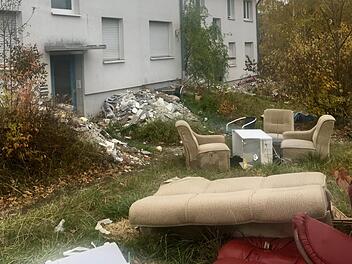 Das frühere Übergangswohnheim in Oberwildflecken entwickelt sich immer mehr zur Geisterstadt mitten im Dorf. Foto Sebastian Schmitt