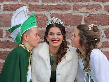 Ein Küsschen vom Kinderprinzenpaar soll die Prinzessin, Katharina II. trösten, dass ihr Prinz noch nicht da ist. Foto: Doris Bauer