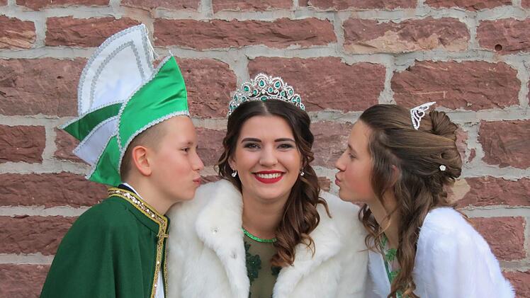Ein Küsschen vom Kinderprinzenpaar soll die Prinzessin, Katharina II. trösten, dass ihr Prinz noch nicht da ist. Foto: Doris Bauer